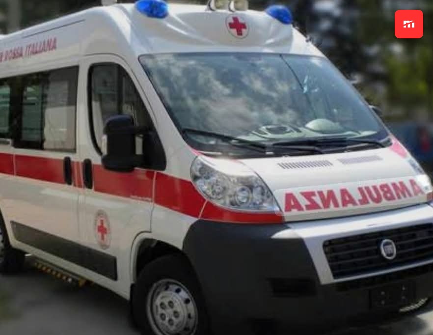 Trieste, violento incidente all'alba in piazza Vittorio Veneto: un'auto si capotta, intervengono le autorità