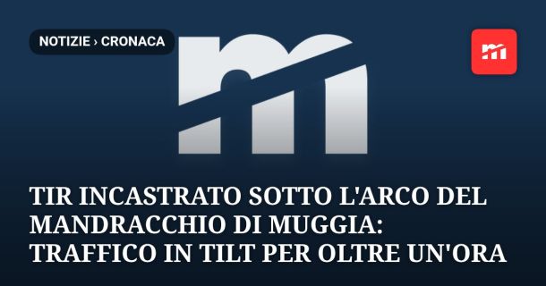 Tir incastrato sotto l'arco del Mandracchio di Muggia: traffico in tilt per oltre un'ora