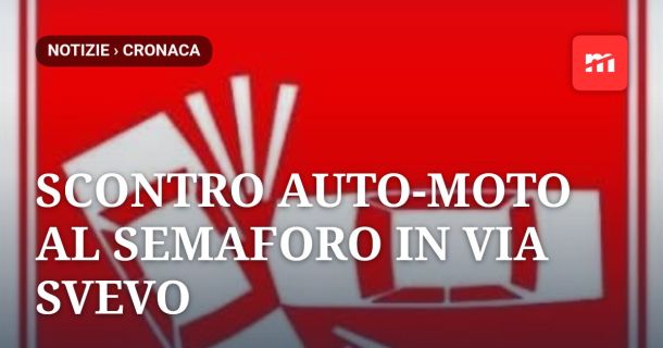 Scontro auto-moto al semaforo in via Svevo: traffico rallentato