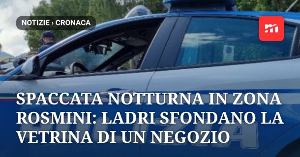 Spaccata notturna in zona Rosmini: ladri sfondano la vetrina di un negozio di abbigliamento